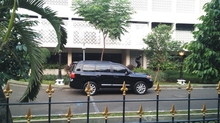 Ahok Tiba-tiba Merapat ke Istana Lewat Pintu Samping