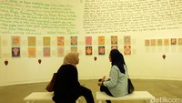 Lewat pameran Bio Fantasy, ia memajang 75 karya visual abstrak dan karya tulisnya.