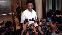 Menko Polhukam Wiranto siang ini memberikan penjelasan blak-blakan soal Menteri ESDM Arcandra Tahar yang memiliki paspor Amerika Serikat (AS). Wiranto akan mengajak serta Arcandra untuk memberi penjelasan utuh.