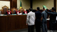 Nurhadi dan dua orang saksi lainnya disumpah.