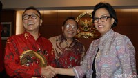 Ketua MPR Zulkifli Hasan menyambut tamunya, Menkeu Sri Mulyani di ruang Delegasi MPR Kompleks Parlemen Senayan, Jakarta, Senin (15/8/2016).