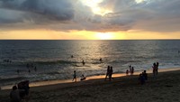 Foto: Menyaksikan sunset di Pantai Meninting, dengan latar suara ombak. Tenang dan damai! (Ahmad Masaul/detikTravel)
