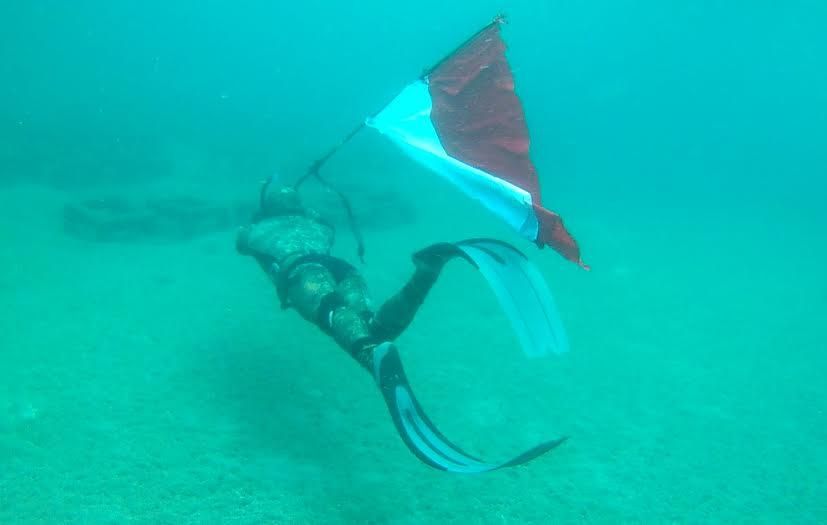 Upacara HUT RI di bawah laut