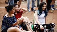 Busana para penonton terlihat santai tapi tetap stylish. Reno Hastukrisnapati/detikFoto.