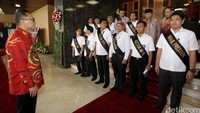 Ketua MPR Zulkifli Hasan mengecek proses gladi berish sidang tahunan MPR.