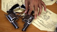 Polisi menunjukkan barang bukti pistol.