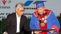 Rektor Universitas Pertamina Prof Akhmaloka Phd ( kanan) Direktur Utama PT Pertamina (Persero) Dwi Soetjipto (kiri) saat menandatangani nota kesepahaman tentang pemberian Beasiswa Mahasiswa Universitas Pertamina di Jakarta, Senin (15/8/2016).