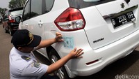 Kendaraan yang lulus uji KIR ditempeli stiker. Stiker uji KIR dipasang di bodi mobil.