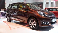 Honda Mobilio E CVT Prestige Special Edition. Mobil hadir dengan beberapa perubahan di eksterior. New Honda Mobilio E CVT Prestige Special Edition tersedia dalam pilihan warna Lonized Bronze Metallic, Taffeta White dan Crystal Black Pearl. Harga untuk model ini adalah Rp 225.000.000.Foto: PT Honda Prospect Motor.