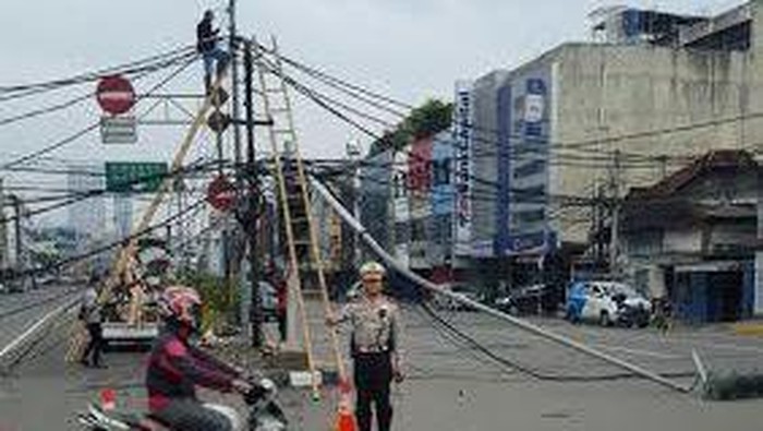 Ada Rambu Lalu Lintas Roboh, Simpang Caringin Biak Jakarta Pusat Macet