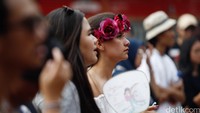 Hiasan kepala berbentuk bunga masih menjadi favorit para cewek. Reno Hastukrisnapati/detikFoto.