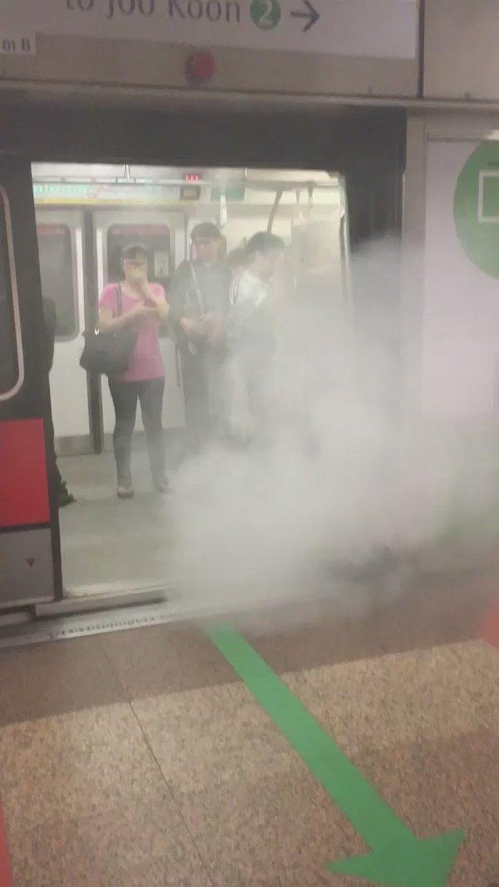 Ada Gangguan Teknis, Kepulan Asap Penuhi Stasiun MRT Singapura