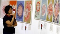 Pengunjung dapat membaca kutipan puisi Chairil Anwar yang tersembunyi melalui lensa merah.