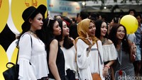 Busana berwarna putih cukup mendominasi festival musik yang diselenggarakan oleh Ismaya Live itu. Reno Hastukrisnapati/detikFoto.
