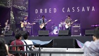 Grup rock Dried Cassava menambah semarak lewat lagu-lagu bernuansa funk rock milik mereka. Reno Hastukrisnapati/detikFoto.