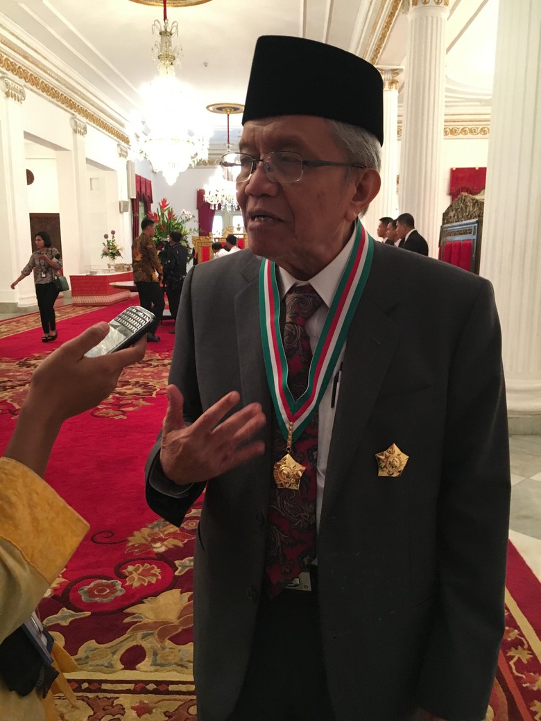 Dapat Tanda Kehormatan dari Jokowi, Taufik Ismail: Saya Terharu Dihargai Pemerintah Dapat Tanda Kehormatan dari Jokowi, Taufik Ismail: Saya Terharu Dihargai Pemerintah