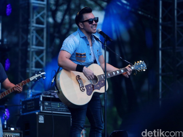 Naif Naif di We The Fest (WTF) 2016 hari kedua.
