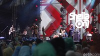 Untuk kesekian kalinya, Sheila On 7 berhasil menyedot massa tak peduli kondisi cuaca yang buruk. Reno Hastukrisnapati/detikFoto.