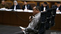 Nurhadi memberikan keterangan di hadapan hakim.