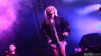 Penyanyi bernama asli Lee-Chae rin itu mengenakan bomber jacket dan mini dress putih. Asep Syaifullah/detikHOT.