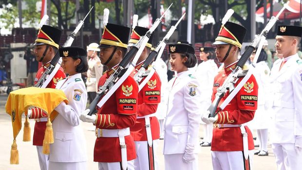 Gladi bersih upacara peringatan HUT RI ke-71 digelar di halaman Istana Negara, Jakarta, Senin (15/8). Panglima TNI sempat meninjau proses gladi bersih.
