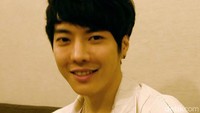Looksim berkisah tentang pelajar SMA bernama Park Hyung Suk yang kerap di-bully akibat penampilannya.