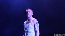 Momen Macklemore Manggung Bawa Bendera Palestina