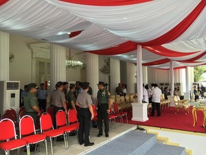 Jokowi Tinjau Gladi Bersih Upacara HUT ke-71 Kemerdekaan RI di Istana