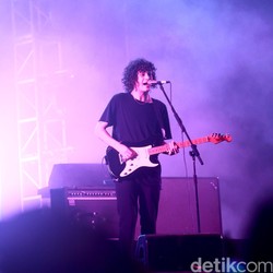 The 1975 Tutup Panggung di Glastonbury 2025, Matty Nangis Gak Karuan