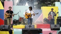 Setelah itu, penonton santai menikmati lagu-lagu seperti Bola Raya, Si Pelanggan juga Puan Kelana dari Silampukau, grup folk asal Surabaya. Reno Hastukrisnapati/detikFoto.