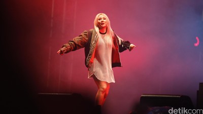 The Baddest Female! CL 2NE1 Bikin Panas WTF 2016 Hari Pertama