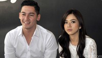 Samuel dan Franda tampil kompak dengan busana putih. Pool/Noel/detikFoto.