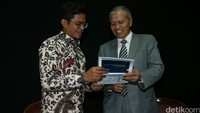 Direktur Finance & Treasury Bank Mandiri Pahala N Mansury (kiri), bersama Direktur PT Sarana Multigriya Finansial (SMF) Sutomo, saat membahas rencana penerbitan Efek Beragun Aset berbentuk Surat Partisipasi (EBA-SP) di Jakarta, Senin (15/8).
