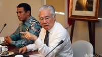 Caranya adalah dengan melakukan penyerapan bahan kebutuhan pokok dalam jumlah besar dari petani oleh Perum Bulog.