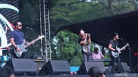 Sajama Cut menggempur WTF 2016 hari pertama pada Sabtu (13/8/2016) di Parkir Timur Senayan, Jakarta Pusat dengan lagu-lagu bertenaga macam Fatamorgana dan Less Afraid. Asep Syaifullah/detikHOT.