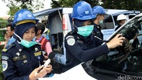 Petugas Dinas Perhubungan melakukan uji KIR terhadap angkutan umum berbasis aplikasi online, Senin (15/8/2016).