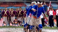 Para napi mengikuti lomba terompah panjang, Senin (15/8/2016). Mereka mengikuti perlombaan dengan memakai pakaian tradisional.