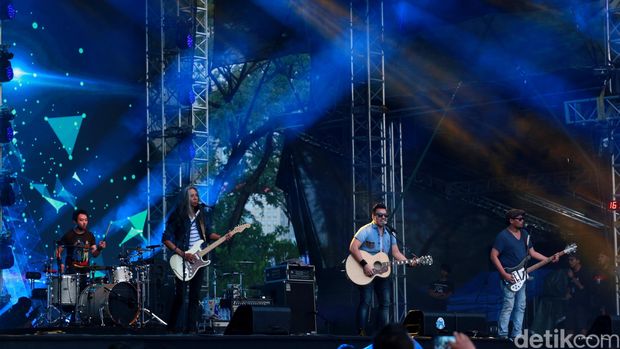 Naif di We The Fest (WTF) 2016 hari kedua.