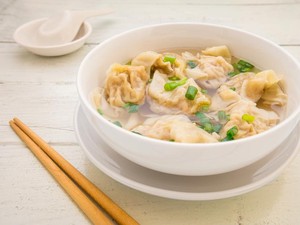 Menghangatkan Badan dengan Sup Wonton Gurih di Sini