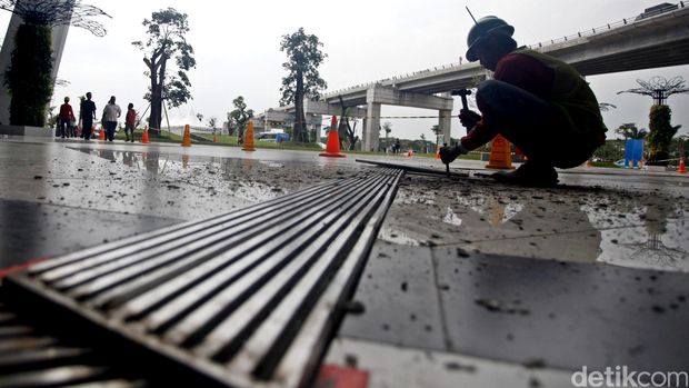 Tutup drainase yang semacam ini banyak yang memiliki celah lebar dan posisi alur membujur di tengah jalan sehingga membahayakan pesepeda