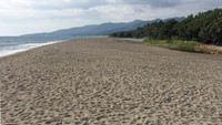 Foto: Pemandangan yang disuguhkan cukup bagus walaupun berpasir hitam. Provinsi Bali terutama Gunung Agung bisa terlihat jelas dari pantai ini akan tetapi tergantung pada cerahnya cuaca (Ahmad Masaul/detikTravel)