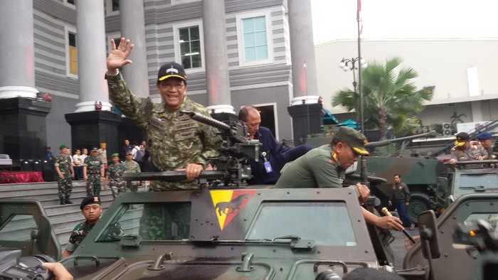 Sultan Naik Panser ke Lokasi Pameran Senjata TNI