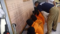 Para pelaku kejahatan dihadirkan dalam jumpa pers di Mapolda Metro Jaya, Senin (15/8/2016).
