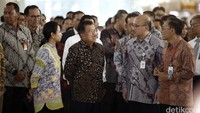 Mereka yang mendampingi di antaranya Menhub Budi Karya Sumadi, Menteri BUMN Rini Soemarno, Plt Dirut AP II Djoko Murjatmodjo dan Dirut Garuda Arif Wibowo.