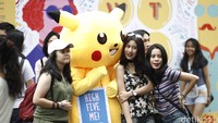 Tak lupa berpose dengan Pikachu di acara yang digelar di Parkir Timur Senayan, Jakarta, Sabtu (13/8/2016) dan Minggu (14/8/2016). Reno Hastukrisnapati/detikFoto.