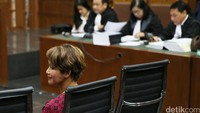 Antonia Ratih Andjayani menyimak pertanyaan jaksa.