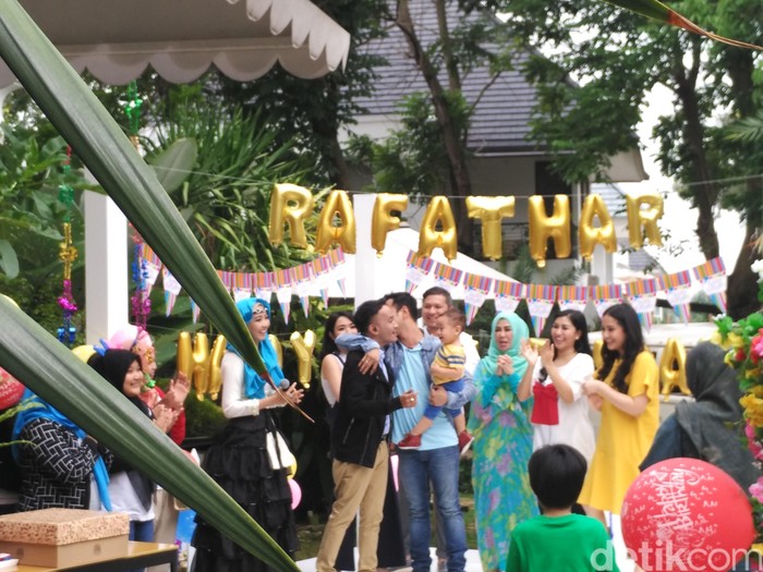 Banyak Pesawat Tempur Lewat, Raffi Dikira Sewa untuk HUT Rafathar
