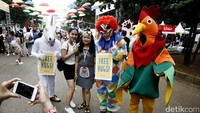 Tak hanya foto bareng, pengunjung juga bisa mendapat pelukan gratis dari badut-badut yang ramah ini. Reno Hastukrisnapati/detikFoto.