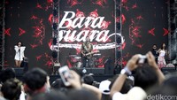 Di panggung utama WTF Stage, Barasuara menggempur habis-habisan hari kedua WTF 2016 yang digelar di Parkir Timur Senayan, Jakarta, Minggu (14/8/2016). Reno Hastukrisnapati/detikFoto.