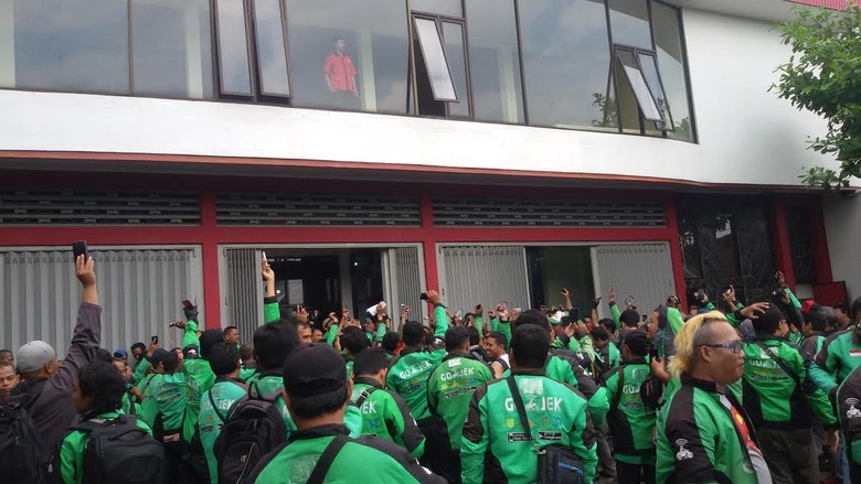 Tolak Tarif Baru, Ratusan Driver Go-Jek di Yogya Mogok Tolak Tarif Baru, Ratusan Driver Go-Jek di Yogya Mogok